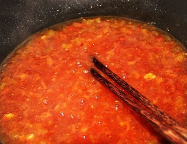 Đun cho hỗn hợp đặc sệt lại để tạo xốt cà chua